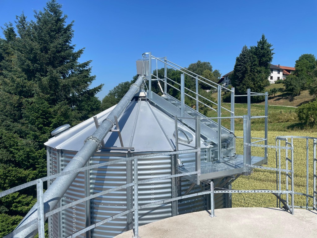 Doppel-Gewebesilos mit blauem Stahlgestell in Lagerhalle