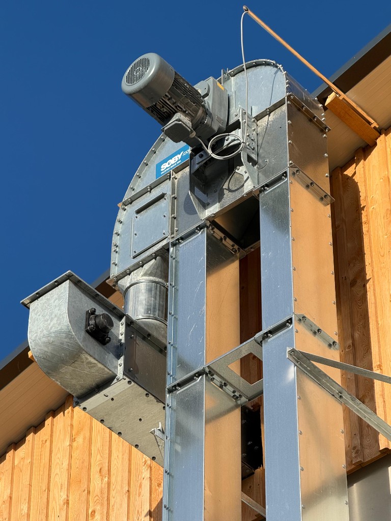 Mecmar Mobiltrockner in Gelb mit Siloaufsatz in Maschinenhalle