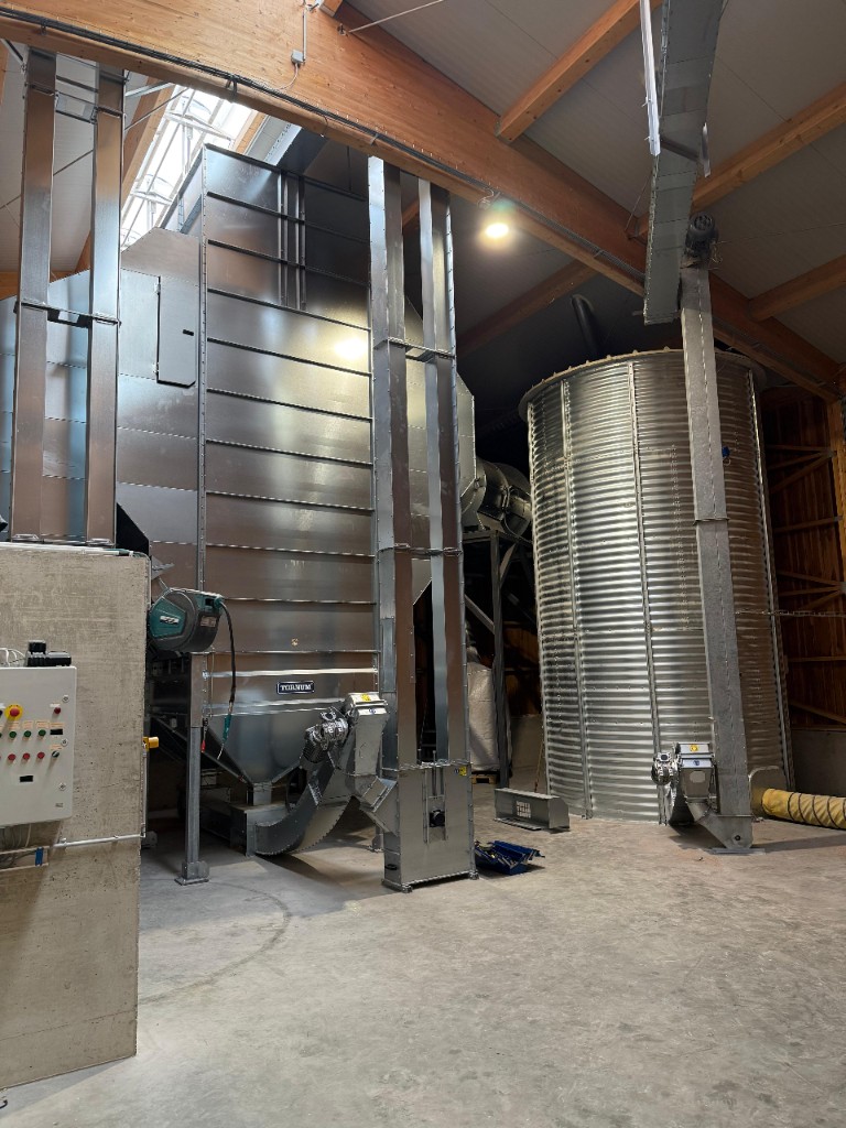 Trocknungsanlage mit Fördertechnik und Steuerung in einer bestehenden Halle